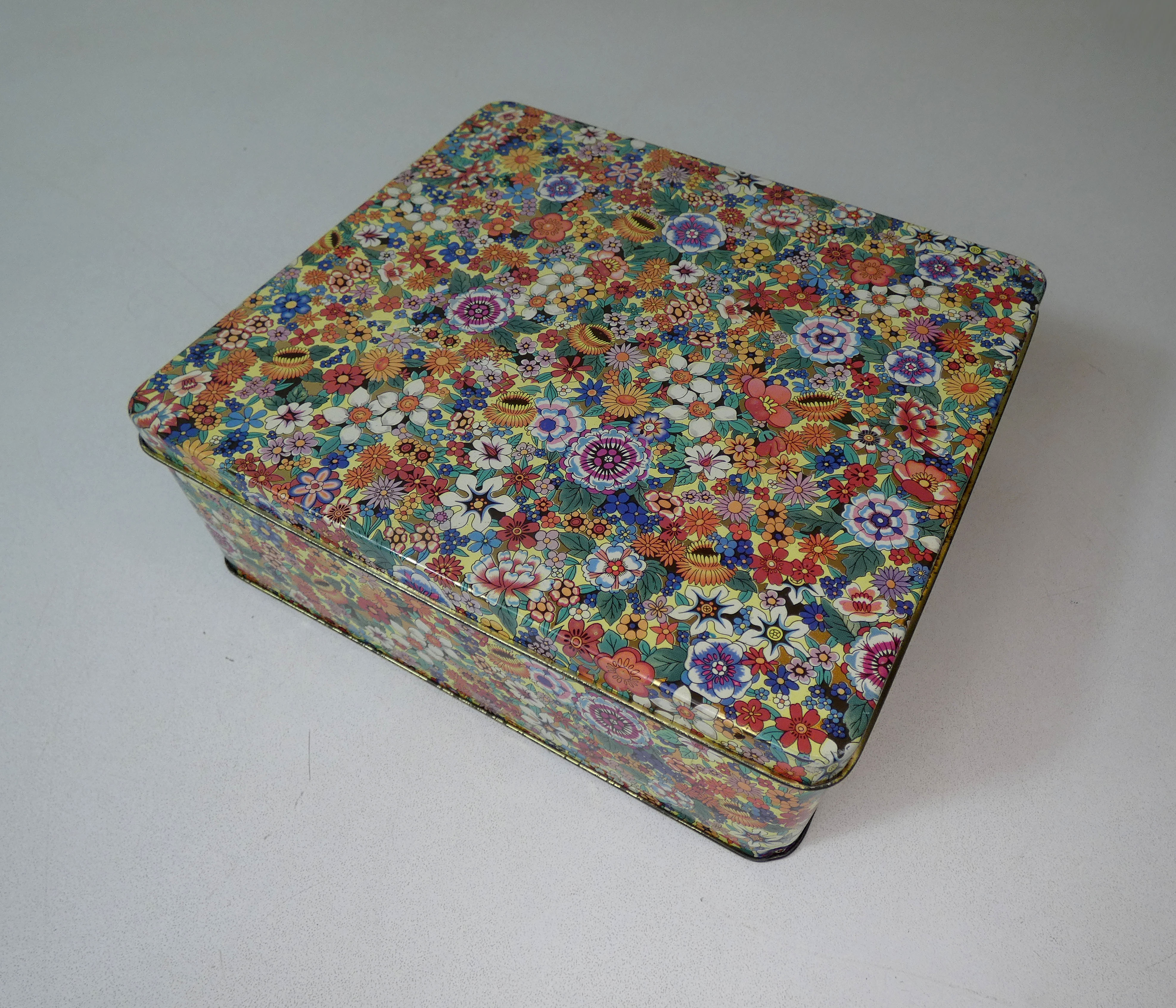 Metal box flowers vintage gold