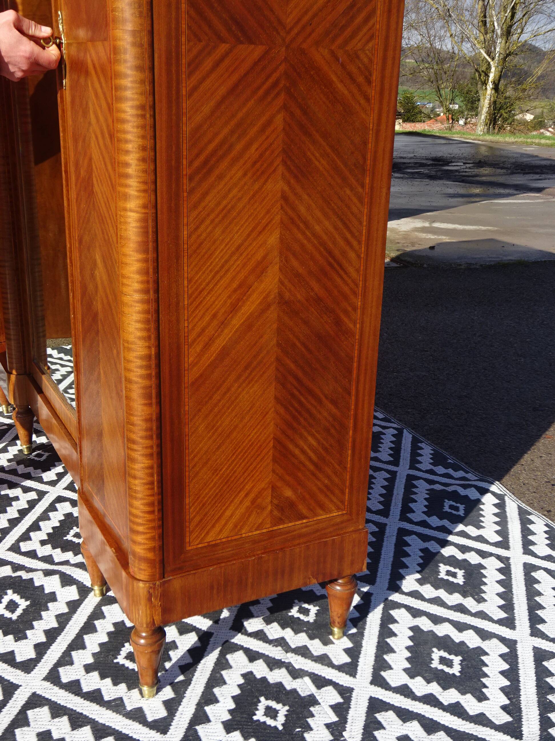 Ancienne armoire Louis XVI avec bronze et marqueterie