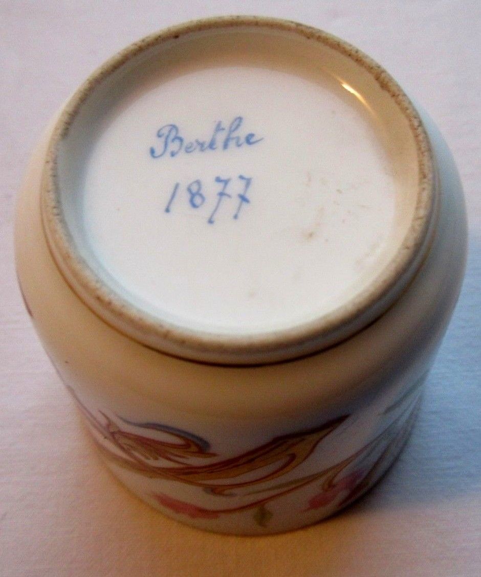 Timbale Napoleon III, fine porcelain, Acanthes and flowers, interior fine gold