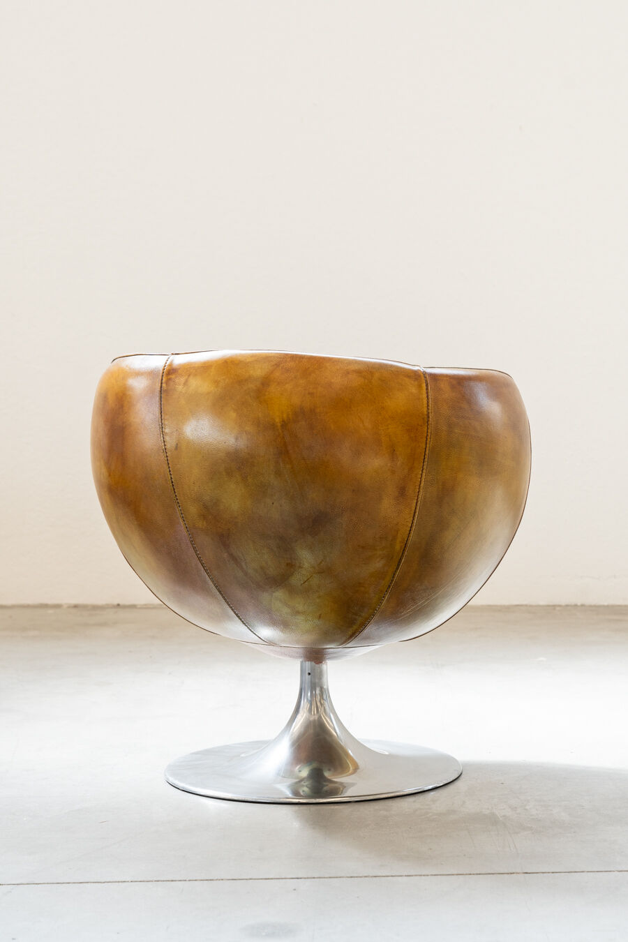 Leather swivel armchairs, early twenty-first century, set of 2