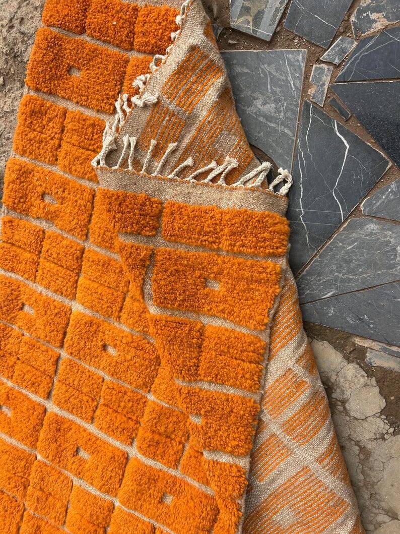 Beni Ouraine rug in natural wool, orange, size 150/250 cm.