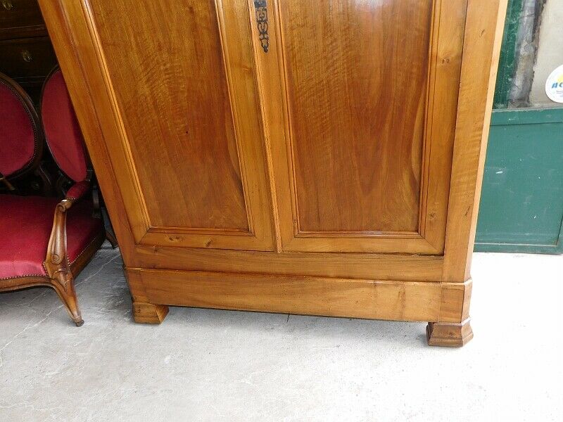 Louis Philippe walnut blond cabinet of the 19th