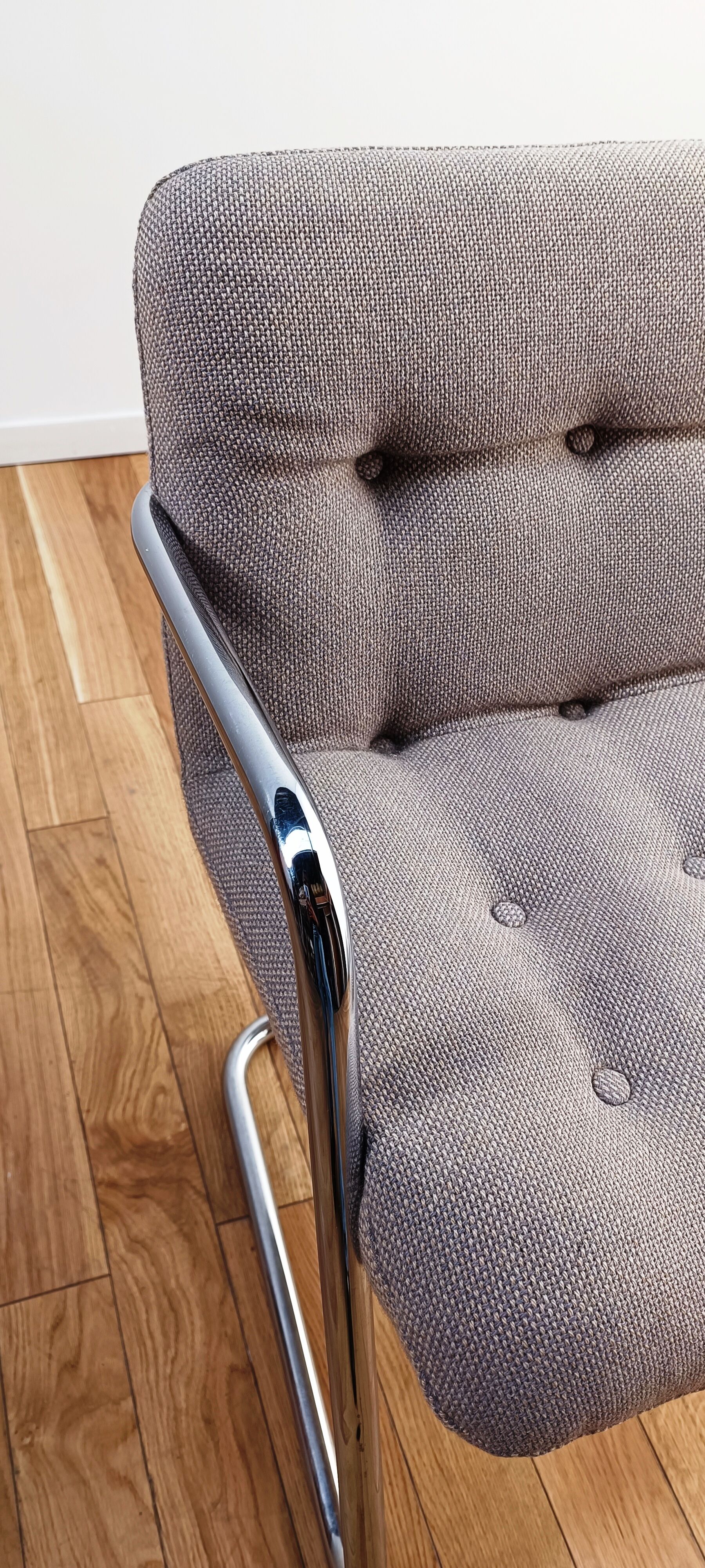 Storm armchair, Airborne