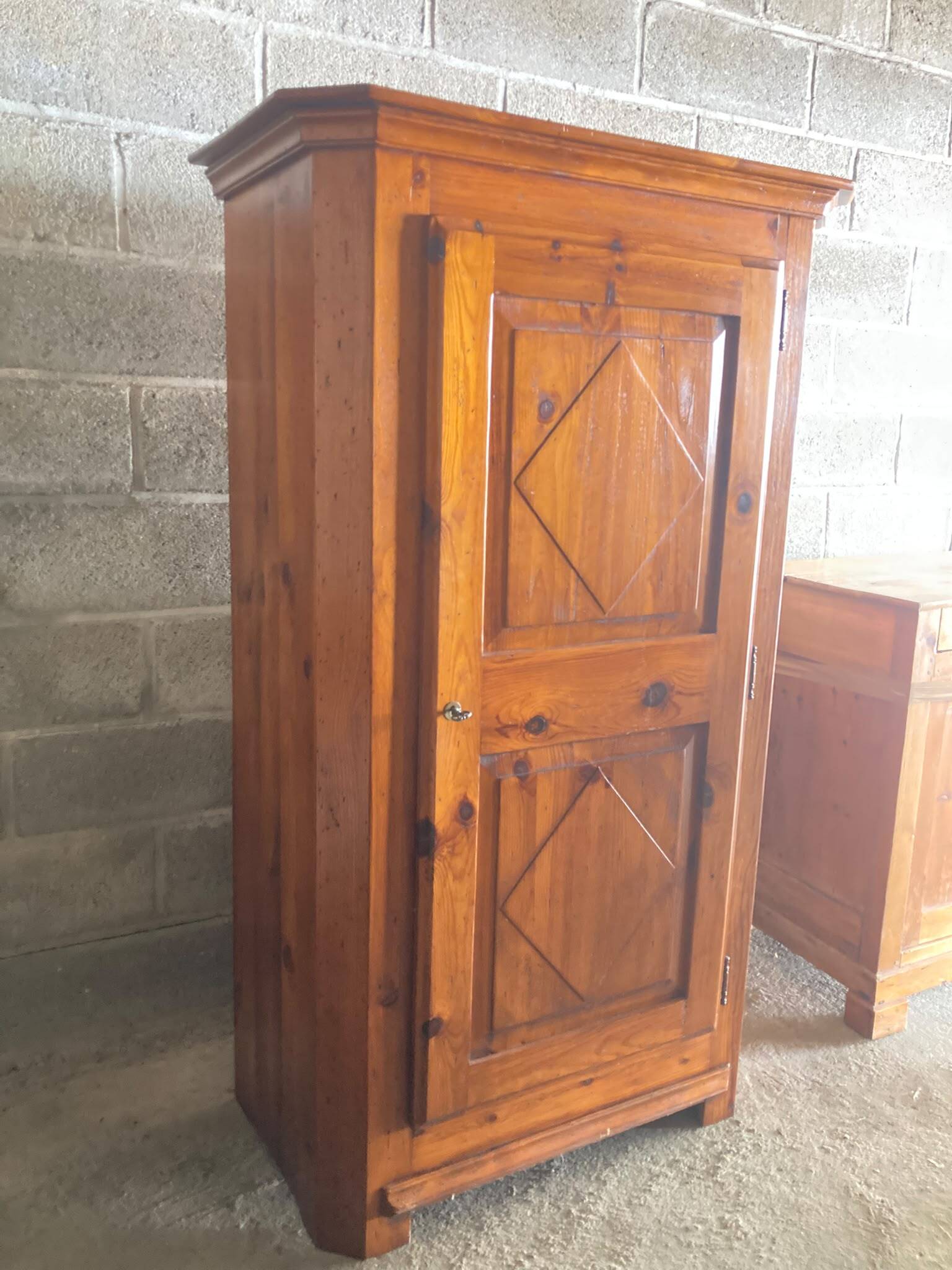 Wardrobe / Bonnetière in solid wood