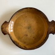 Plat de campagne en terre cuite vernissée art populaire début 20e