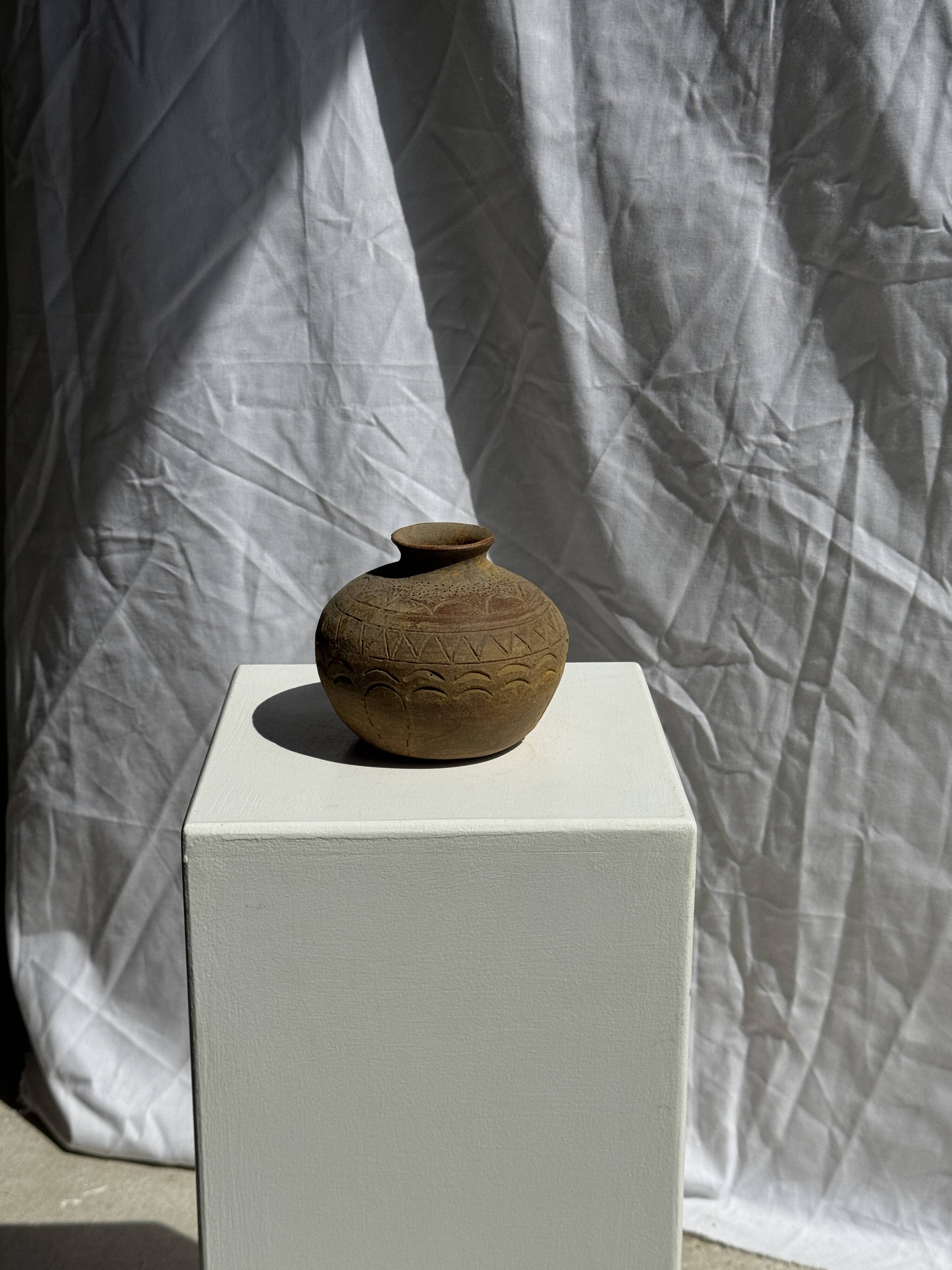 Small round ancient vase in engraved terracotta, Indonesian polychromy H10 D1
