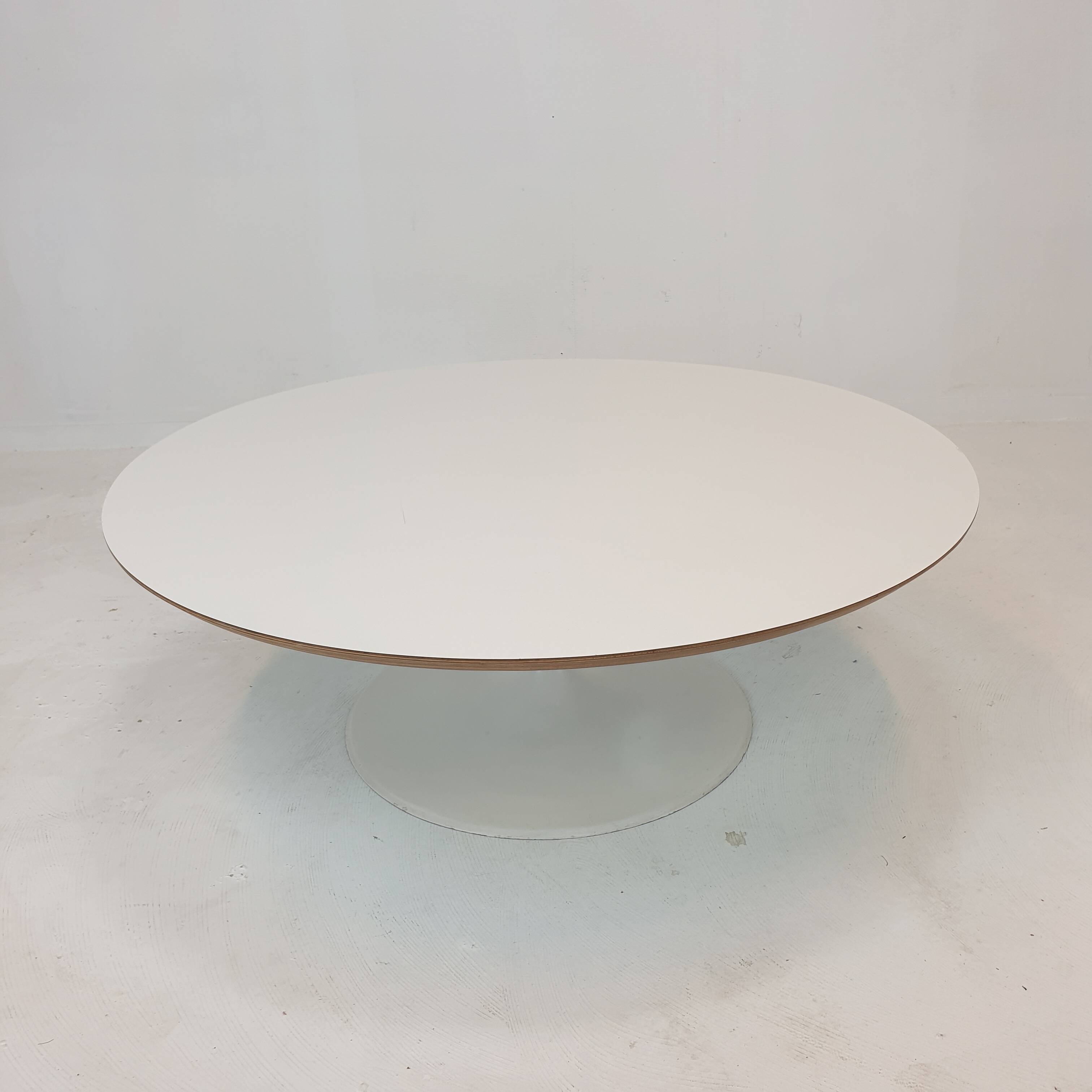 Round coffee table by Geoffrey Harcourt for Artifort, 1960s.