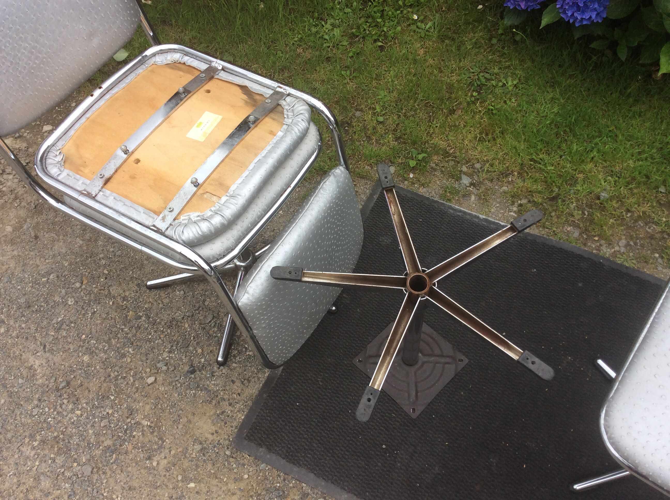 Vintage swivel chairs with chrome tubular base and silver skaï brand unic desing.