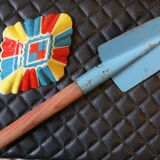 Jouets anciens pelle en tôle et bois et plat en tole