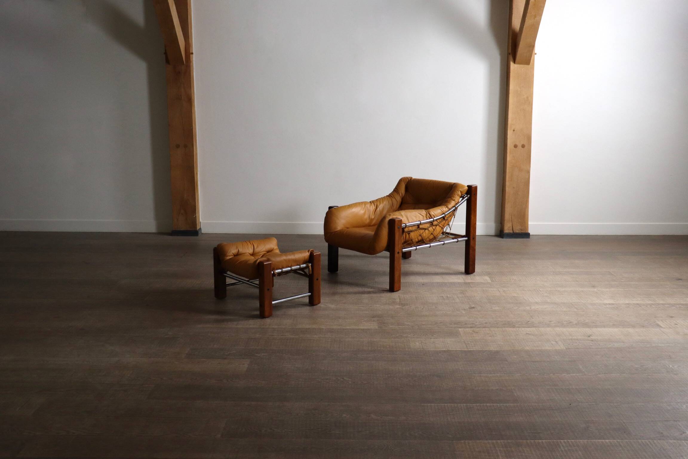 Fauteuil Amazonas avec repose-pieds en cuir cognac par Jean Gillon Brésil