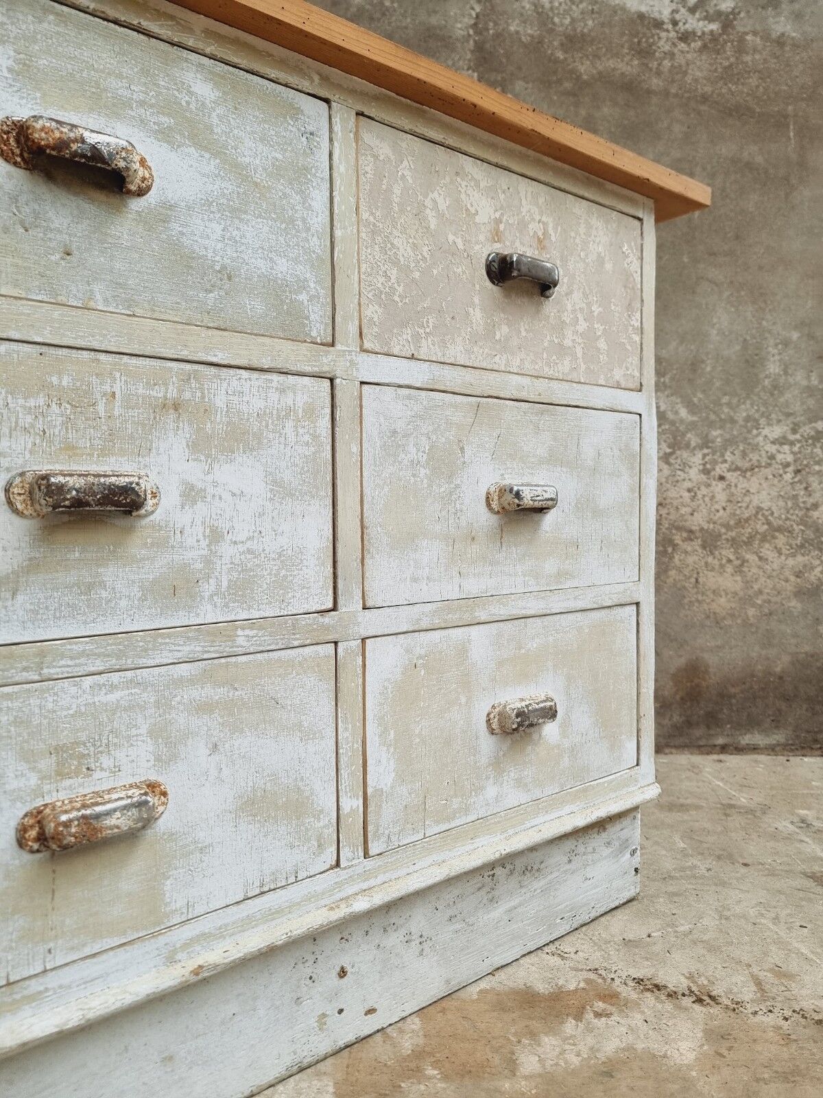 Chest of drawers