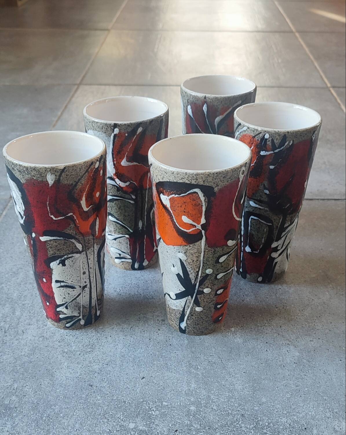 X5 enamelled ceramic mugs with abstract 60s decor