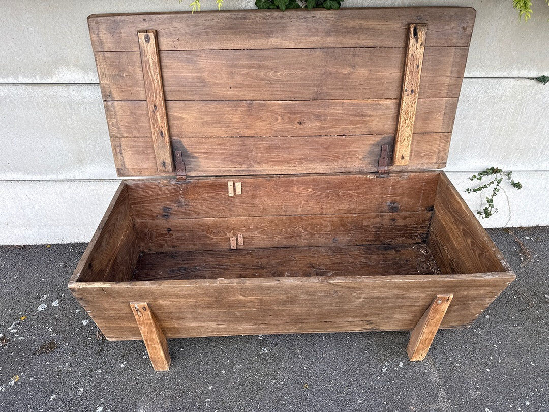 Coffre vintage en bois brut