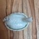 Petite poule couveuse en opaline blanche peinte ancienne