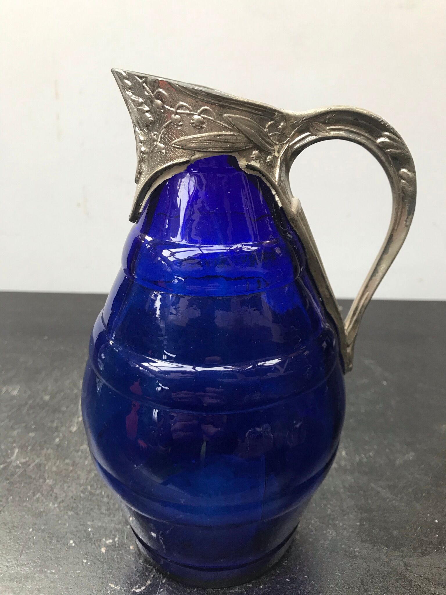 Former pitcher carafe art de blue moulded glass - vintage metal anse