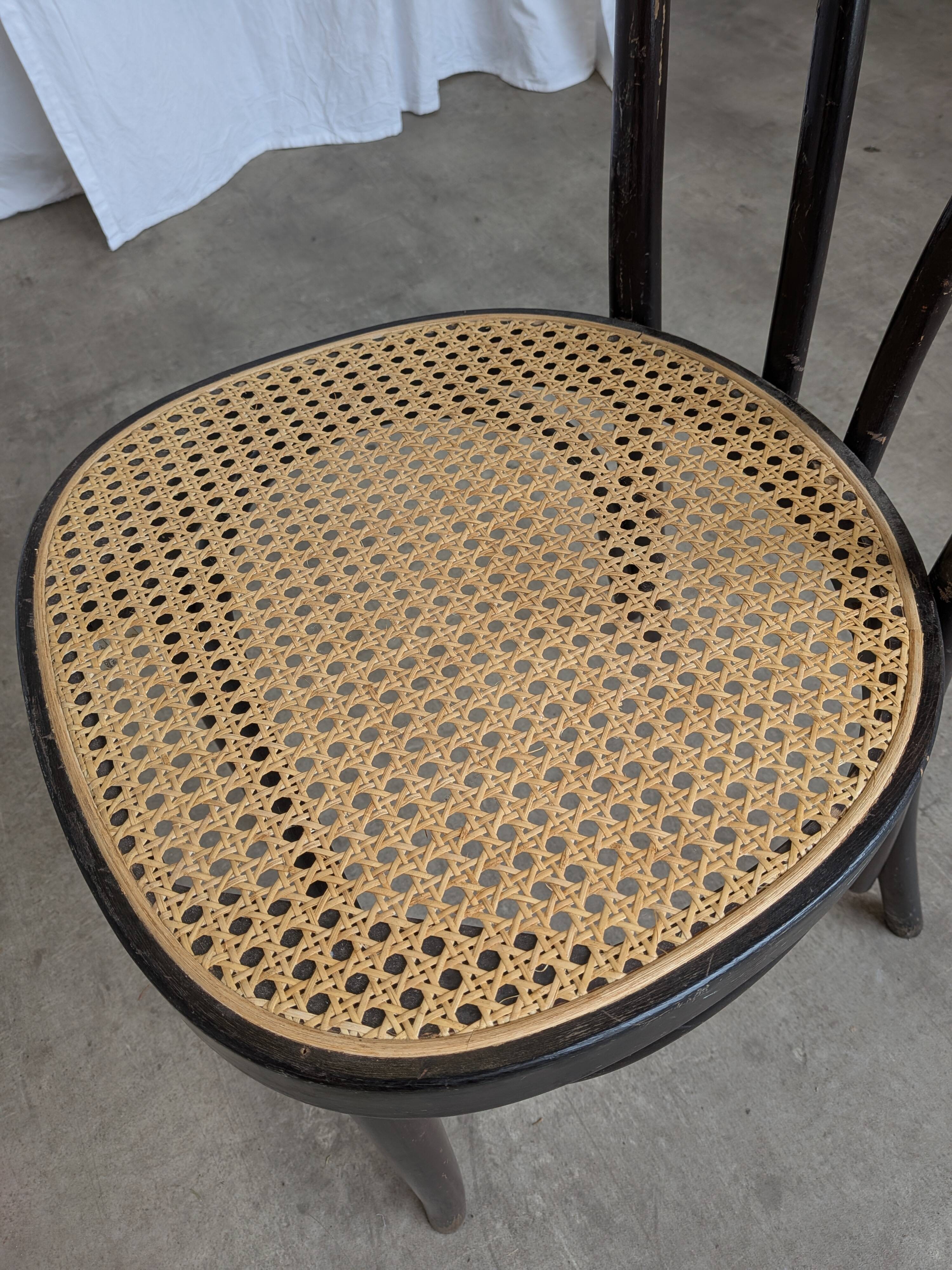 Chaise de salle à manger vintage en bois cintré : siège en osier noir de style Thonet