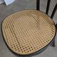 Chaise de salle à manger vintage en bois cintré : siège en osier noir de style Thonet