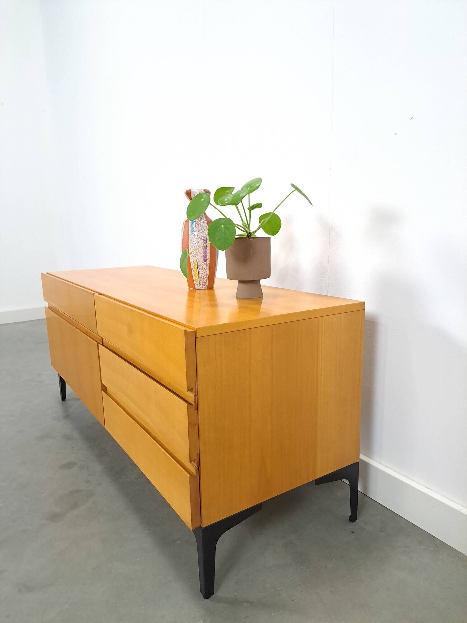 Fineer tv meubel dressoir met lades en zwart stalen poten