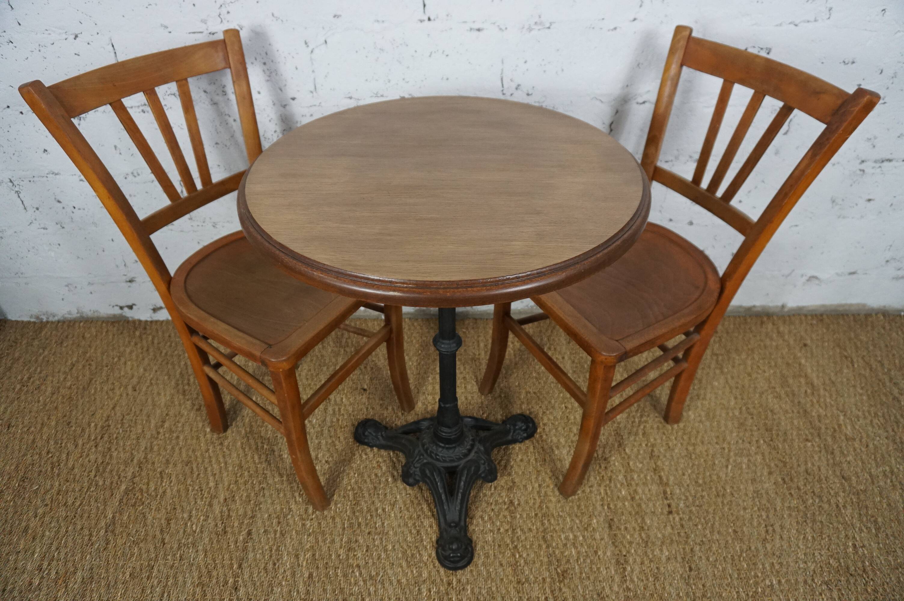 table plateau chêne pieds fonte et paire de chaises bistrot