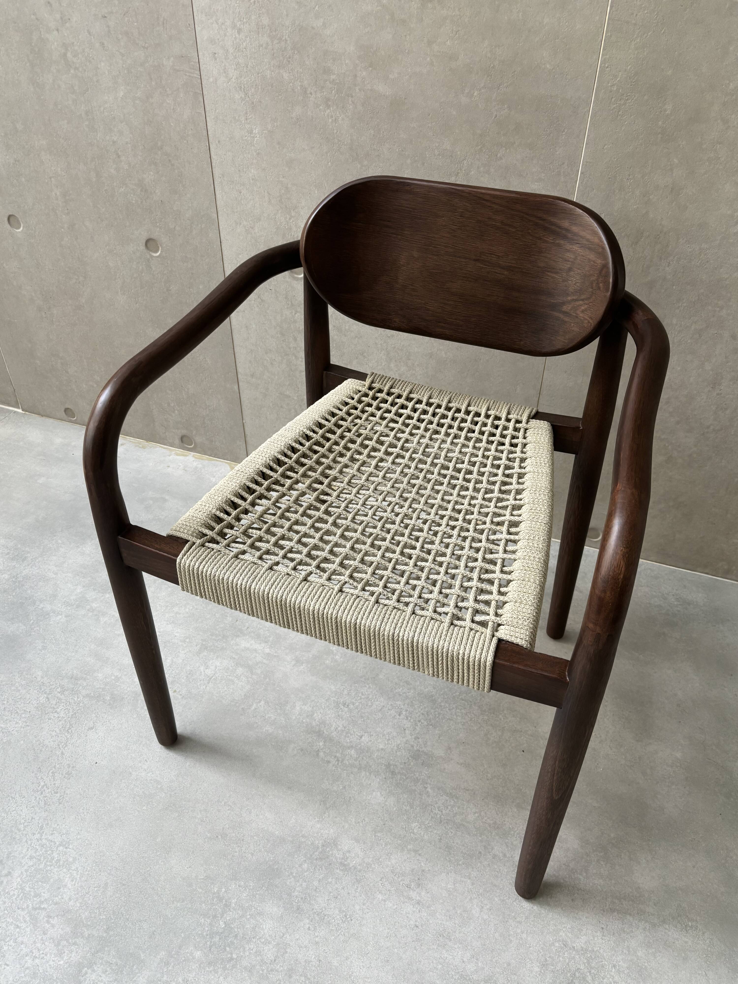 Chaises fait main en bois et cordage