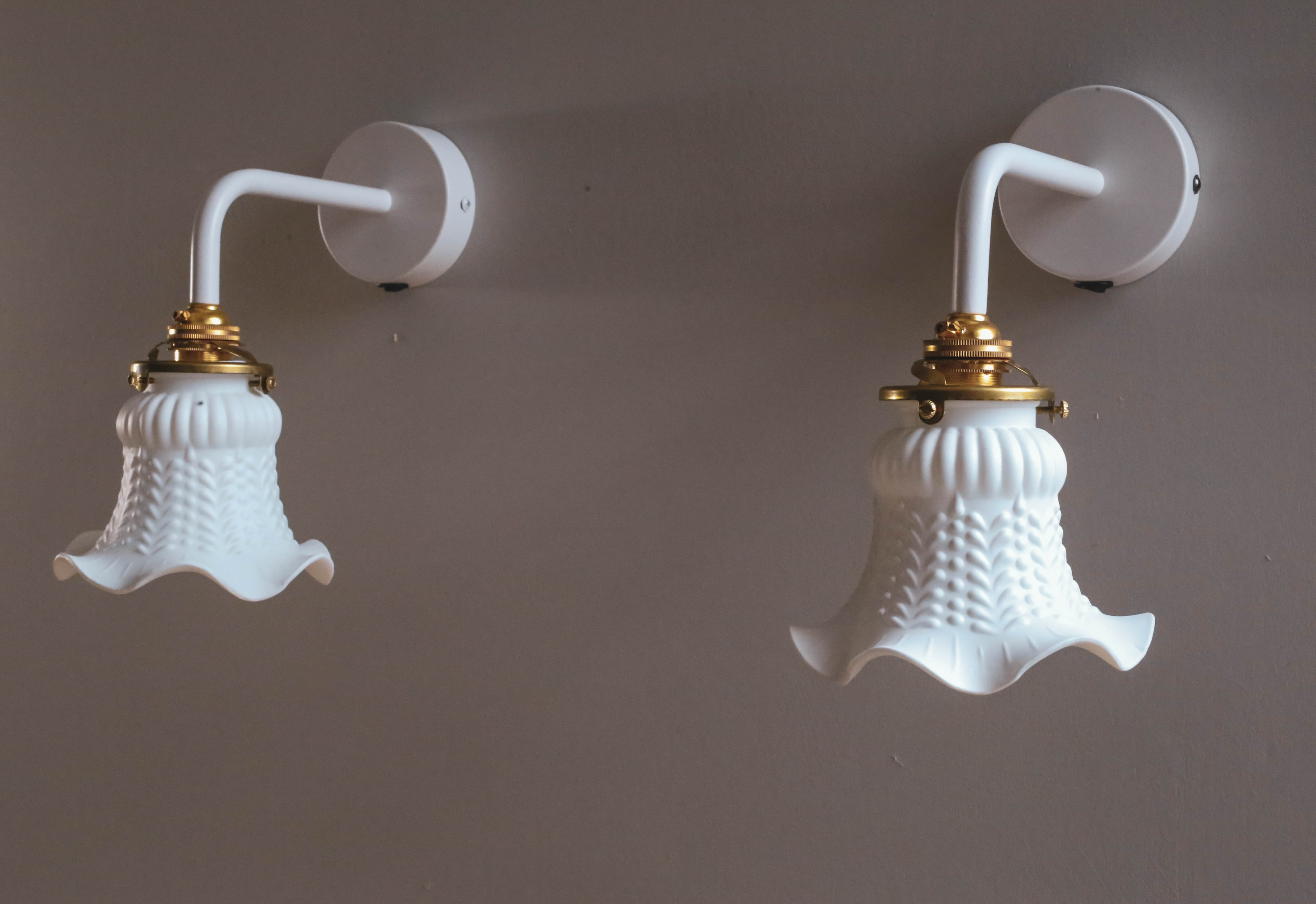 2 wall sconces in tulip glass painted white