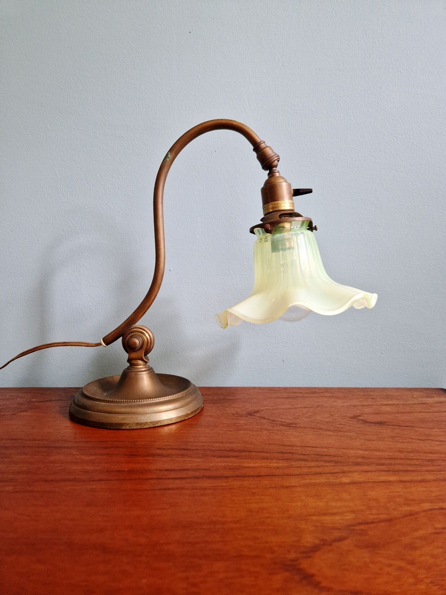 Art Nouveau desk lamp, bronze and opalescent glass