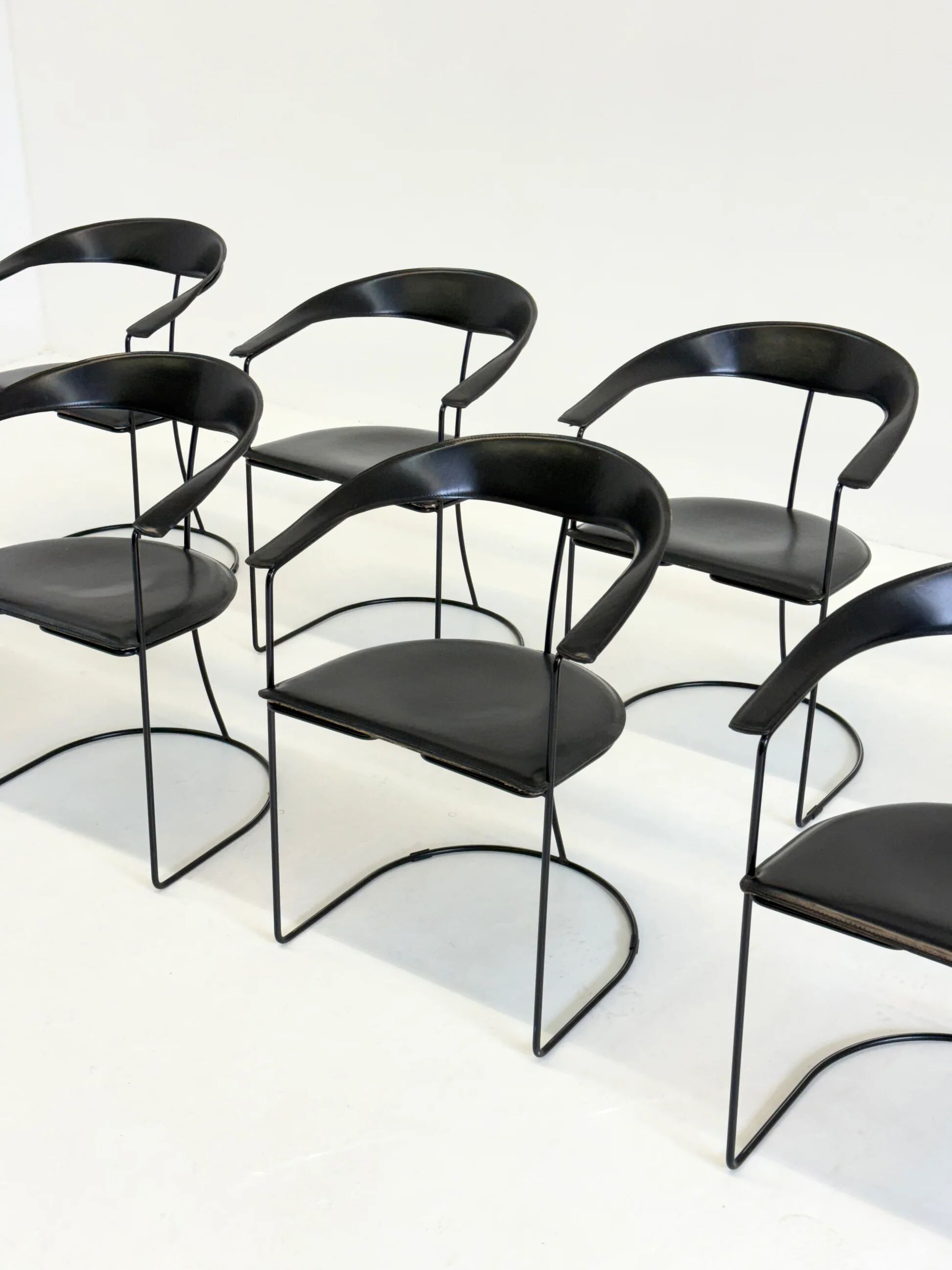 Ensemble de 8 chaises de salle à manger vintage Arrben Ursala en cuir noir.