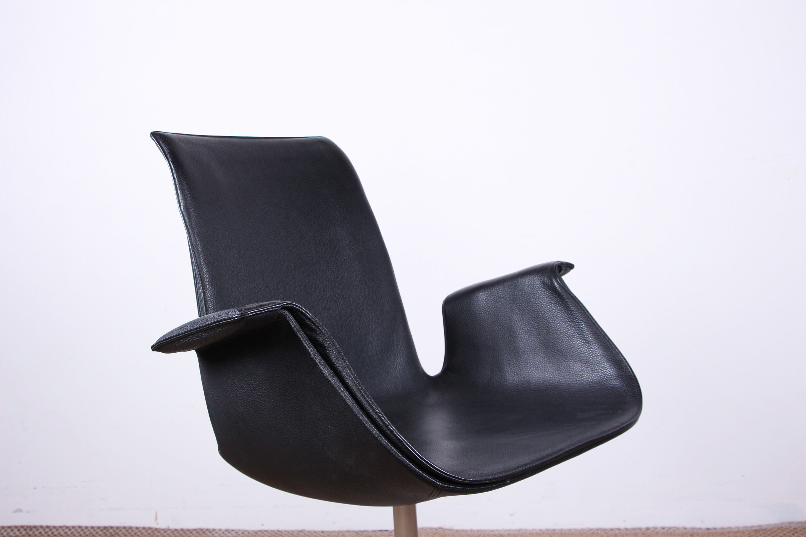 Danish armchair in Leather and Chrome Steel, model FK 6725 or "Tulip chair" by Preben Fabricius.