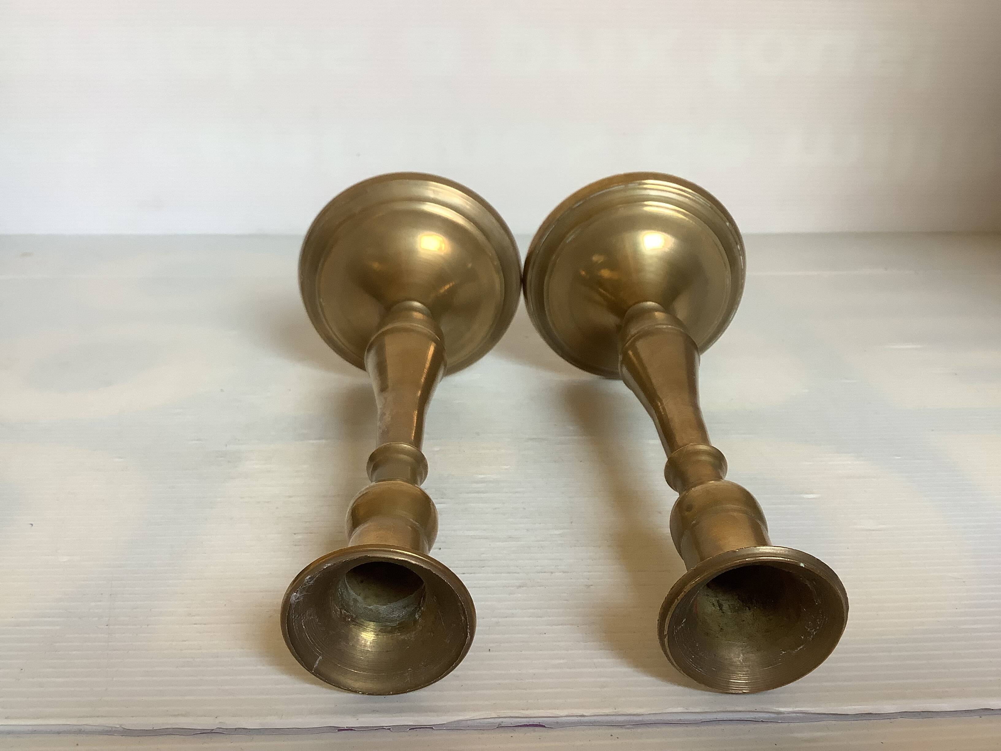 Paire de bougeoirs en laiton