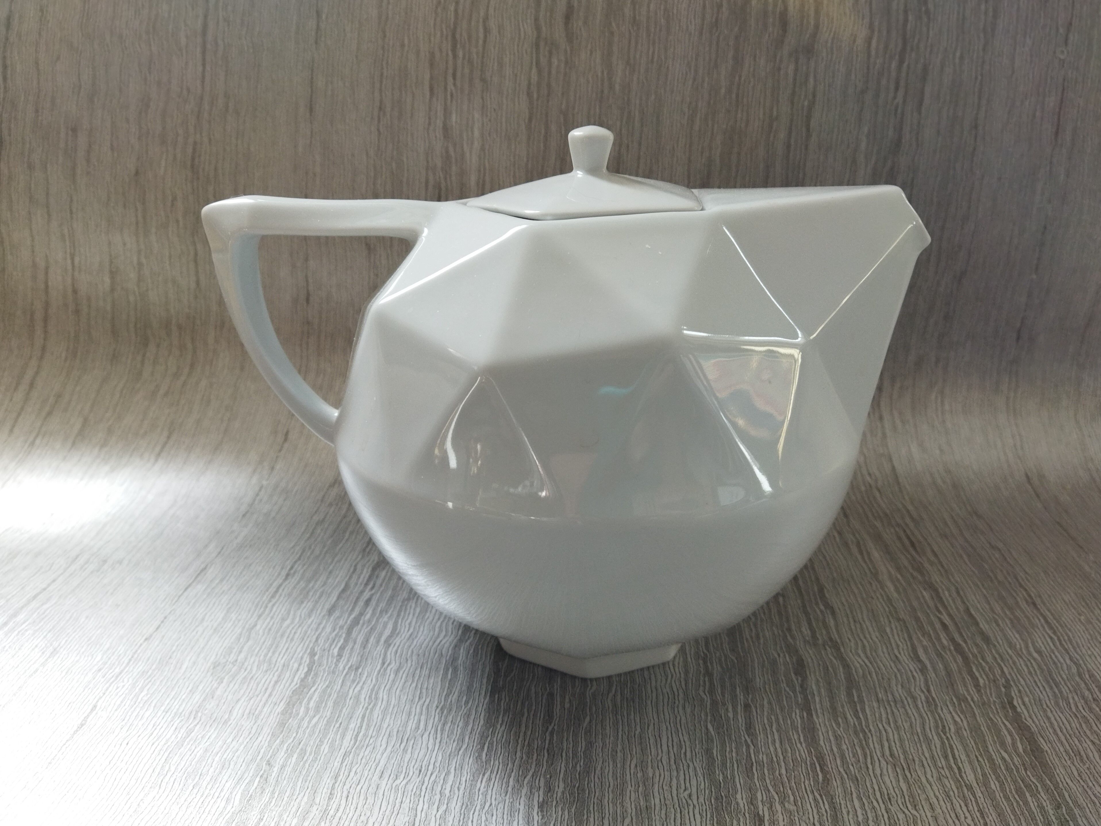 Porcelain teapot Deshoulières