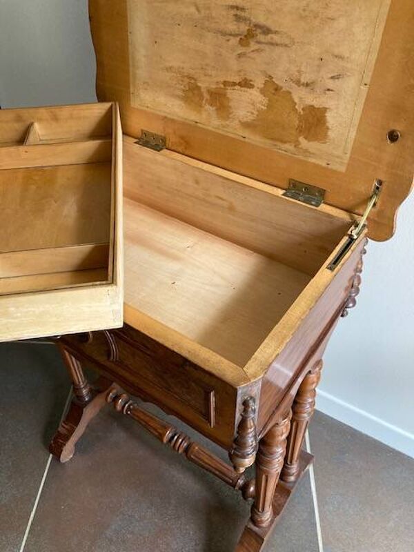 Table d'appoint, travailleuse en noyer d'époque Louis Philippe milieu XIXème