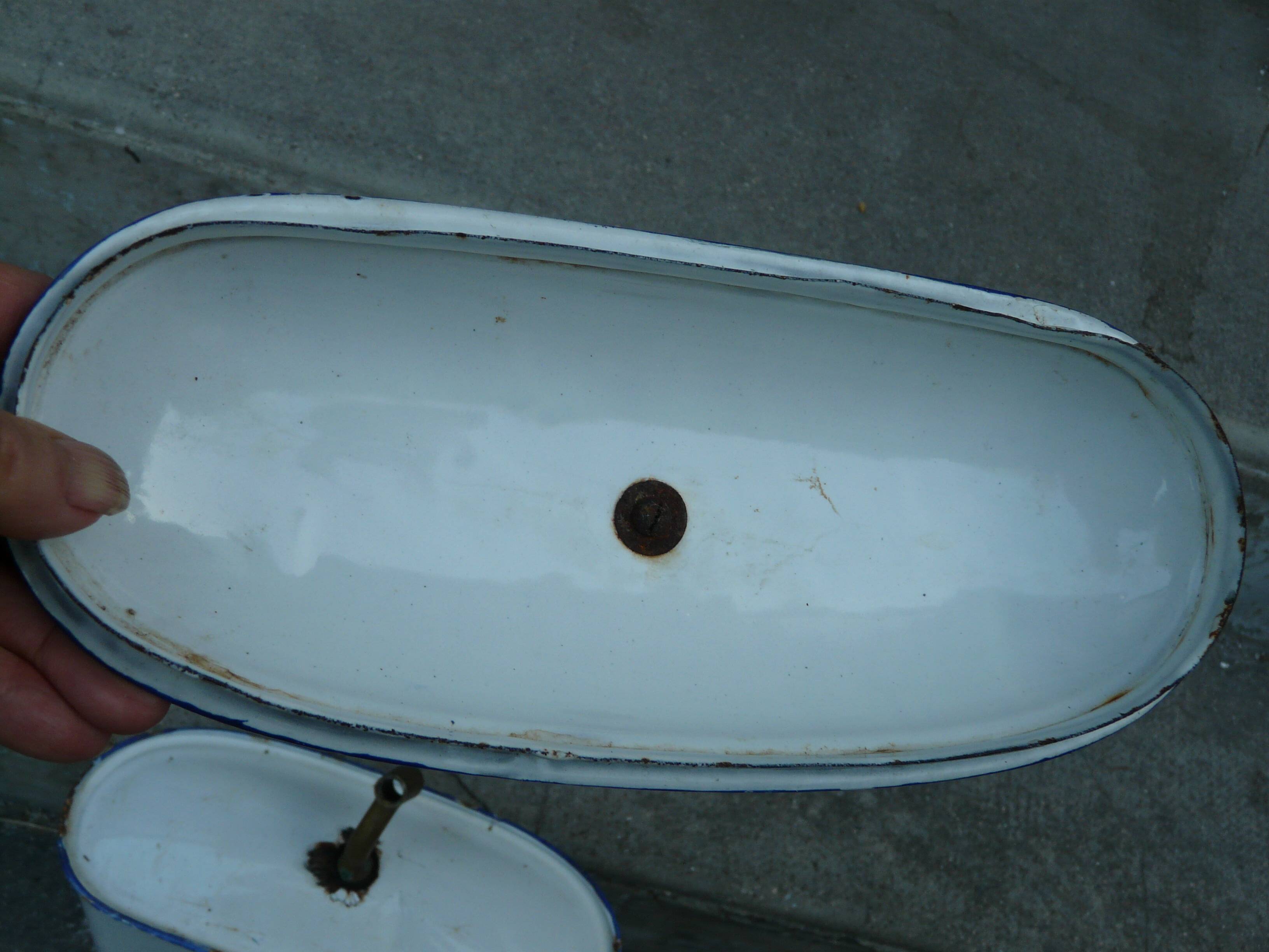 Fontaine murale en tôle émaillée décor de fleurs bleues sur fond blanc