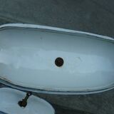 Fontaine murale en tôle émaillée décor de fleurs bleues sur fond blanc