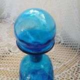 Carafe en verre bosselé bleu
