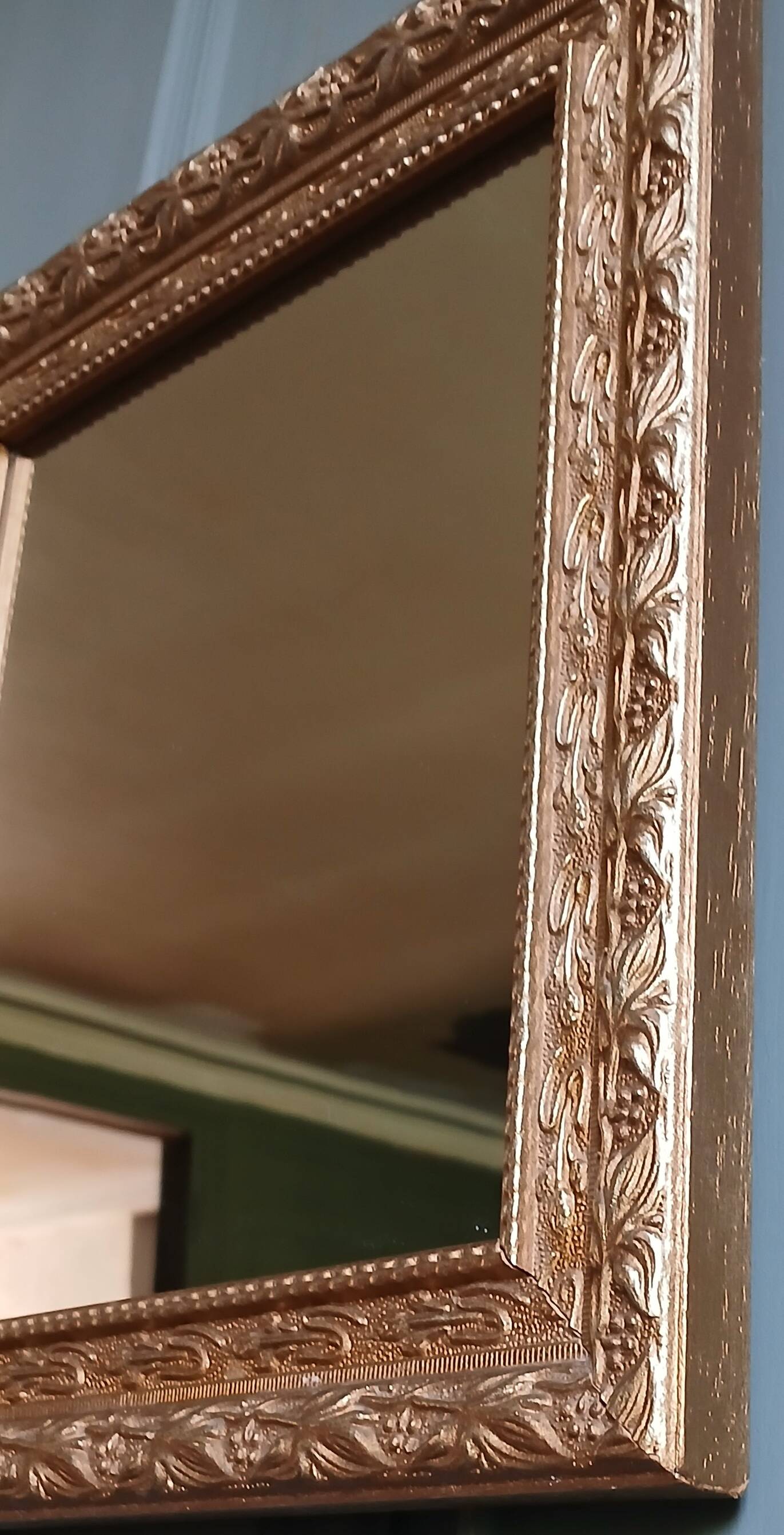 Small wall mirror in gilded wood.