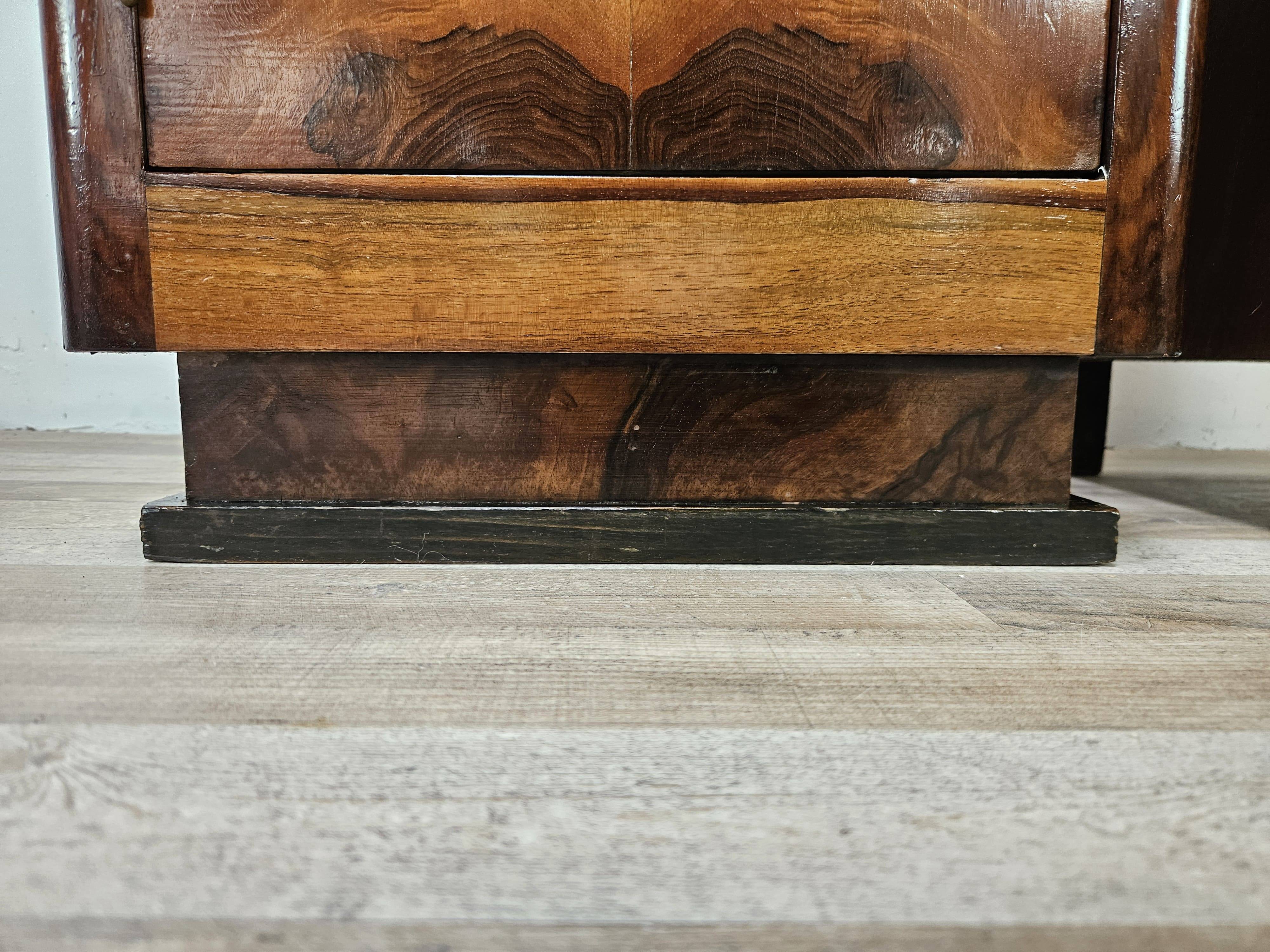 Pair of 1930s Art Deco bedside tables in walnut burl with marble top