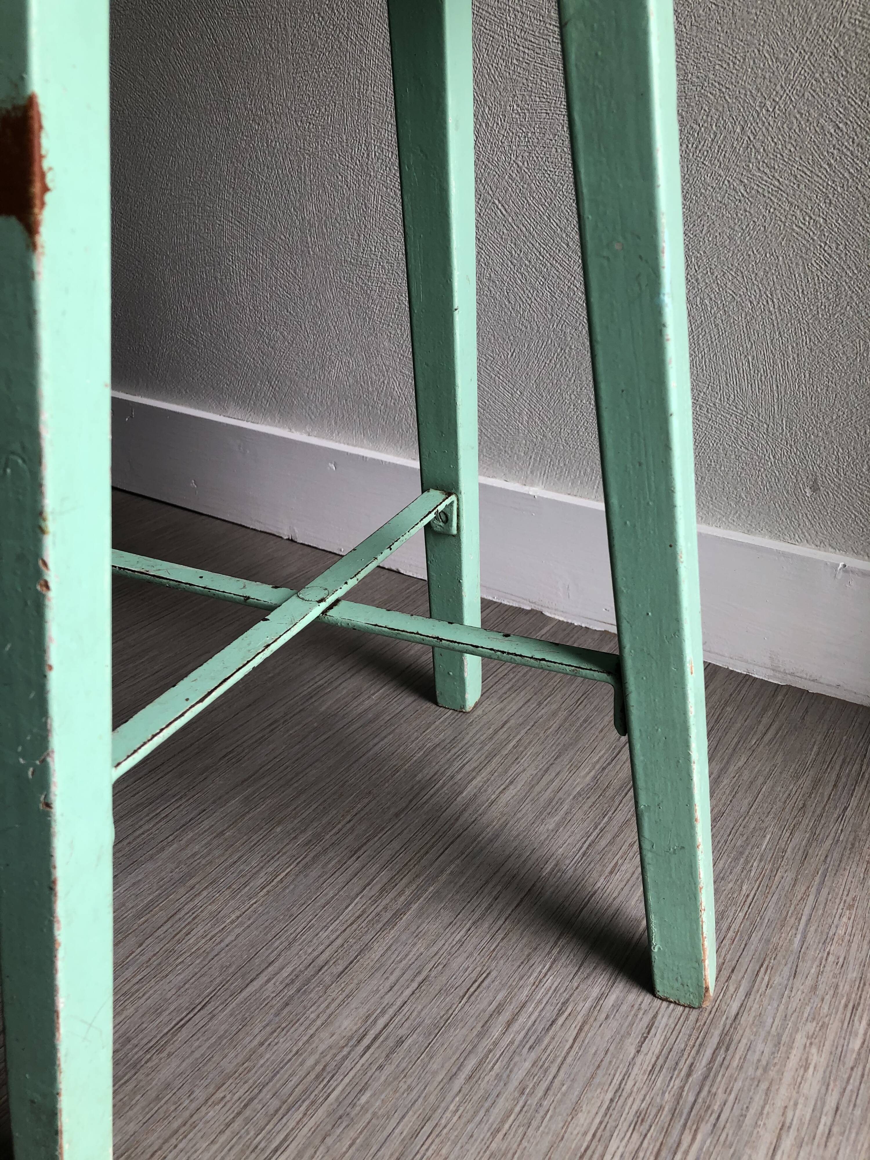 Tabouret d'atelier patiné