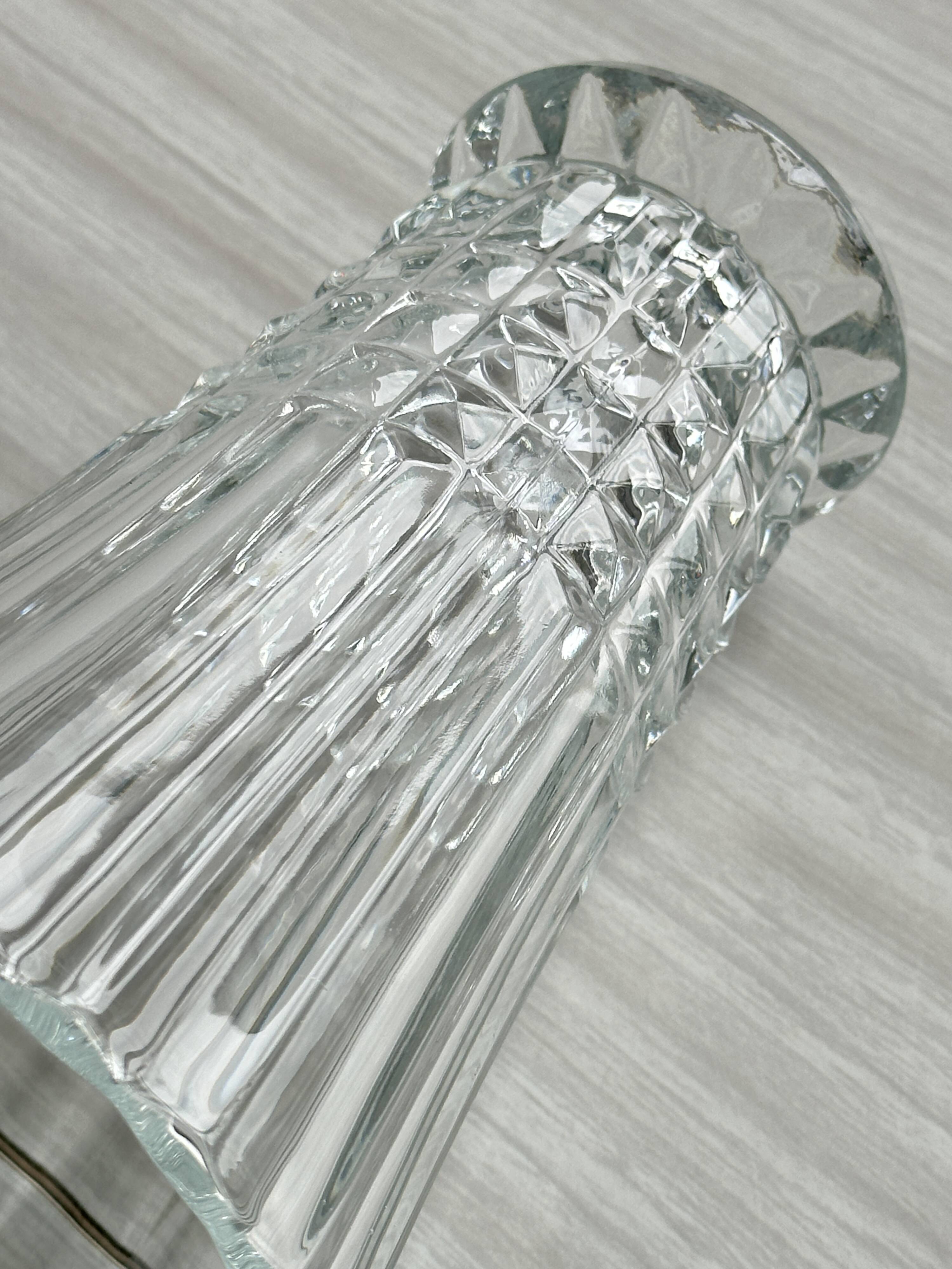Vase en verre pressé