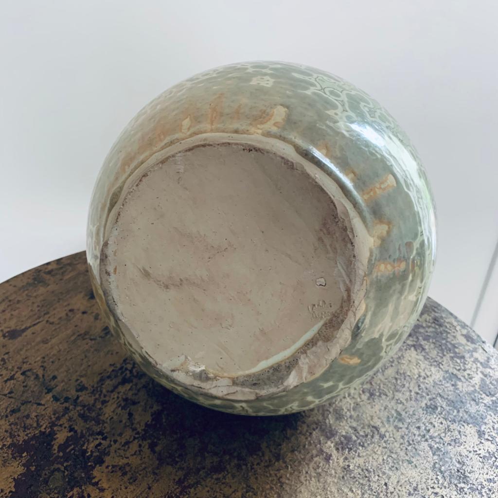 Vase boule émaillé et cristallisé signé