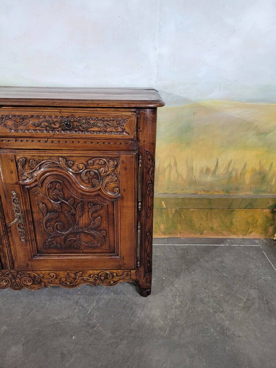 Buffet sculpté Louis XV en noyer