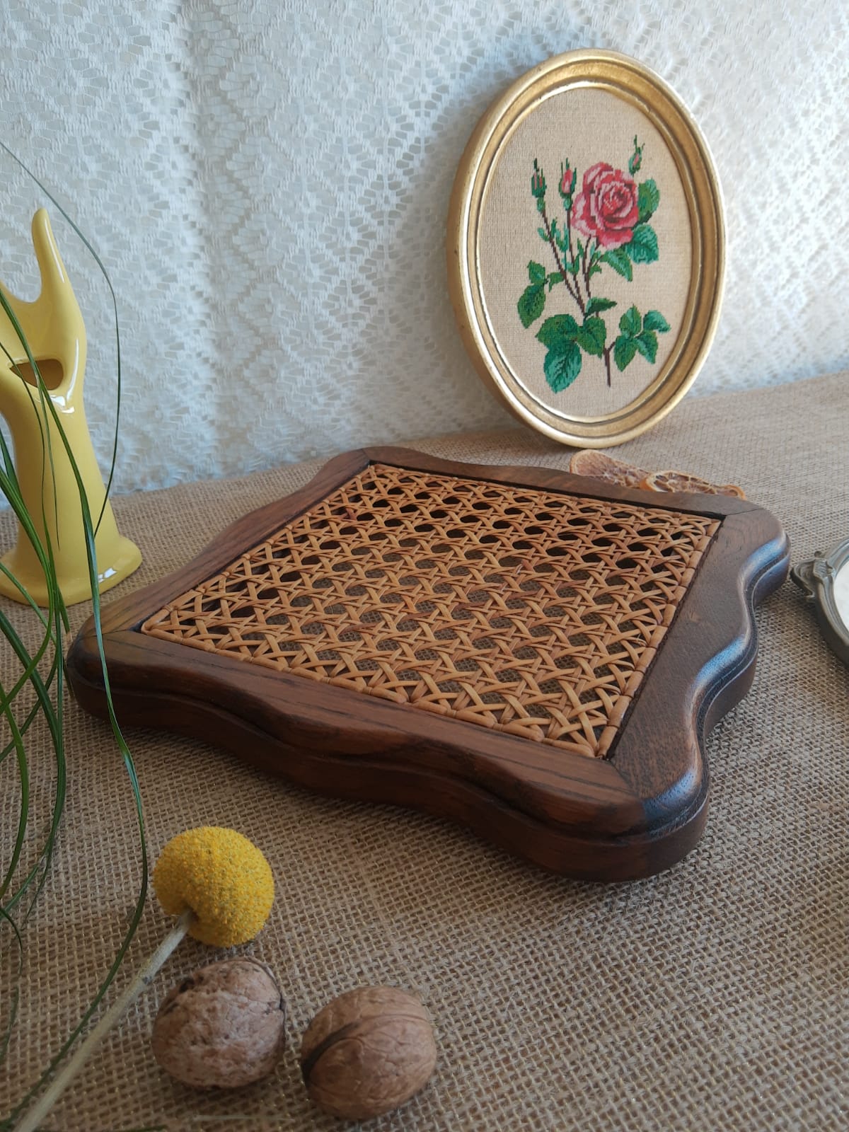 Dessous de plat bois et cannage vintage