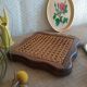 Dessous de plat bois et cannage vintage