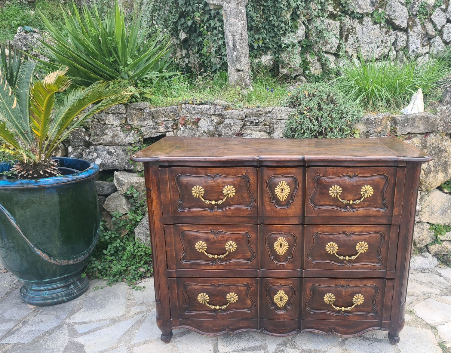 Crossbow chest of drawers in walnut, 18th century period