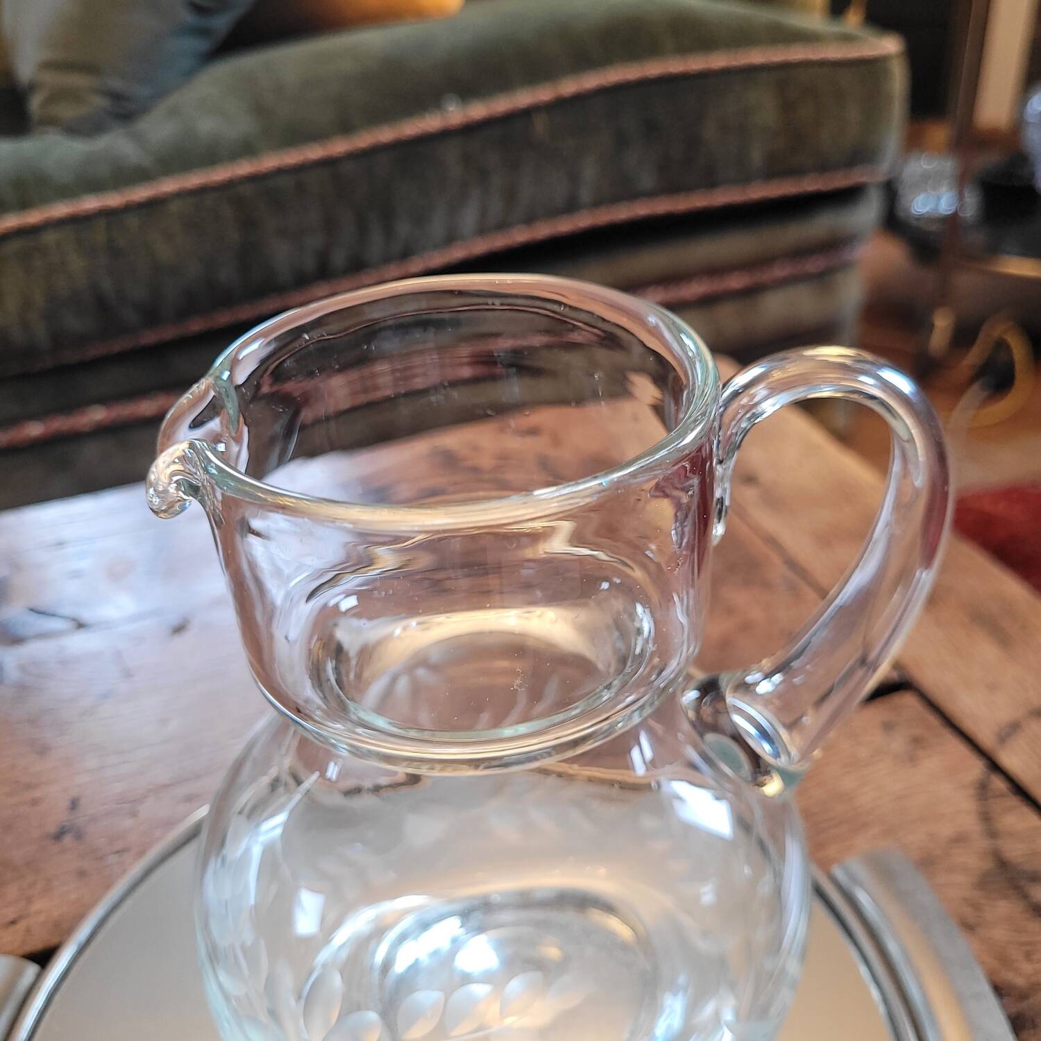 Engraved glass jug with floral decoration – 75 cl – mid 20th century