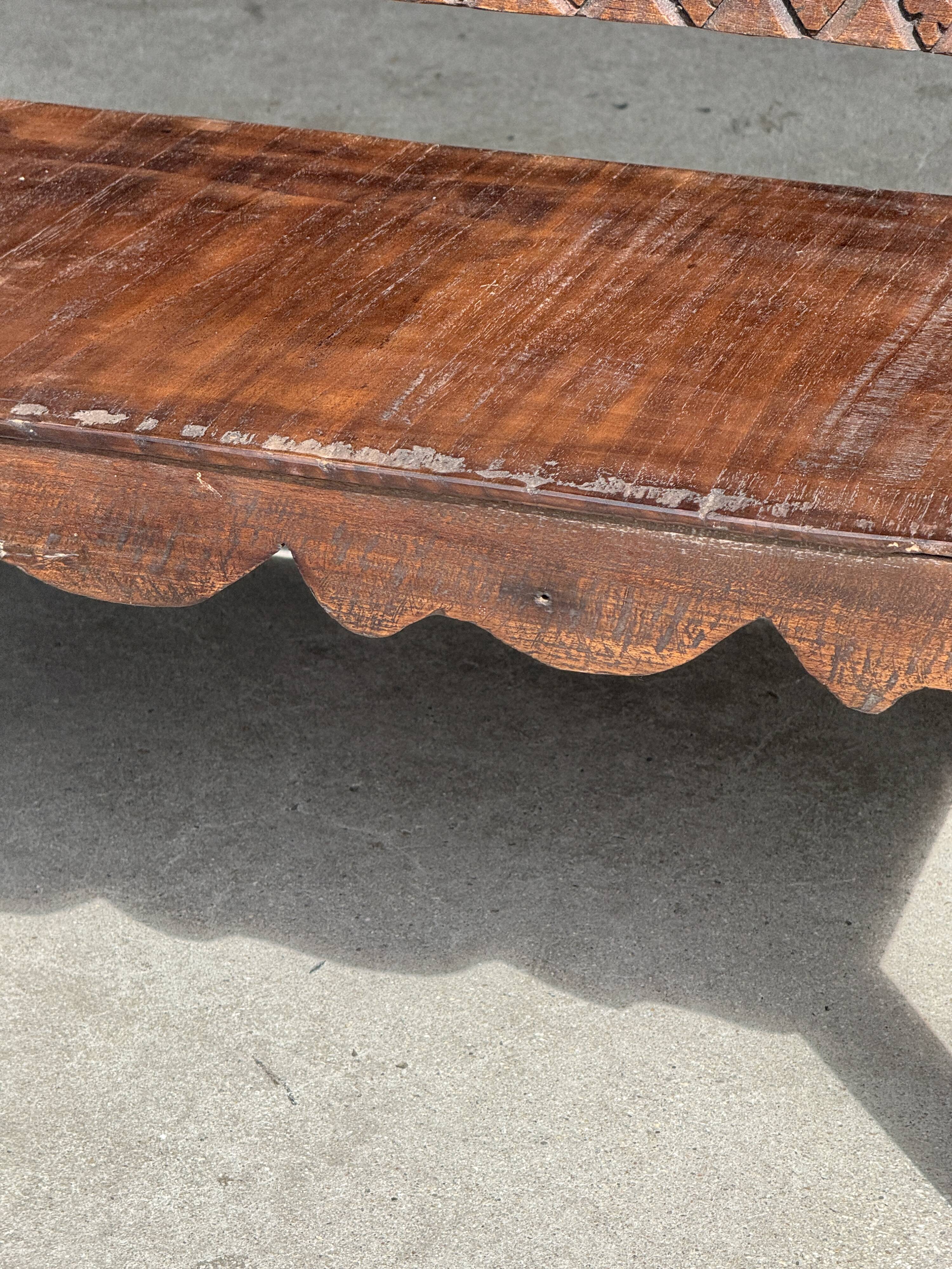 Mini banc à dossier sculpté à motif d'oiseaux stylisés H58 L61