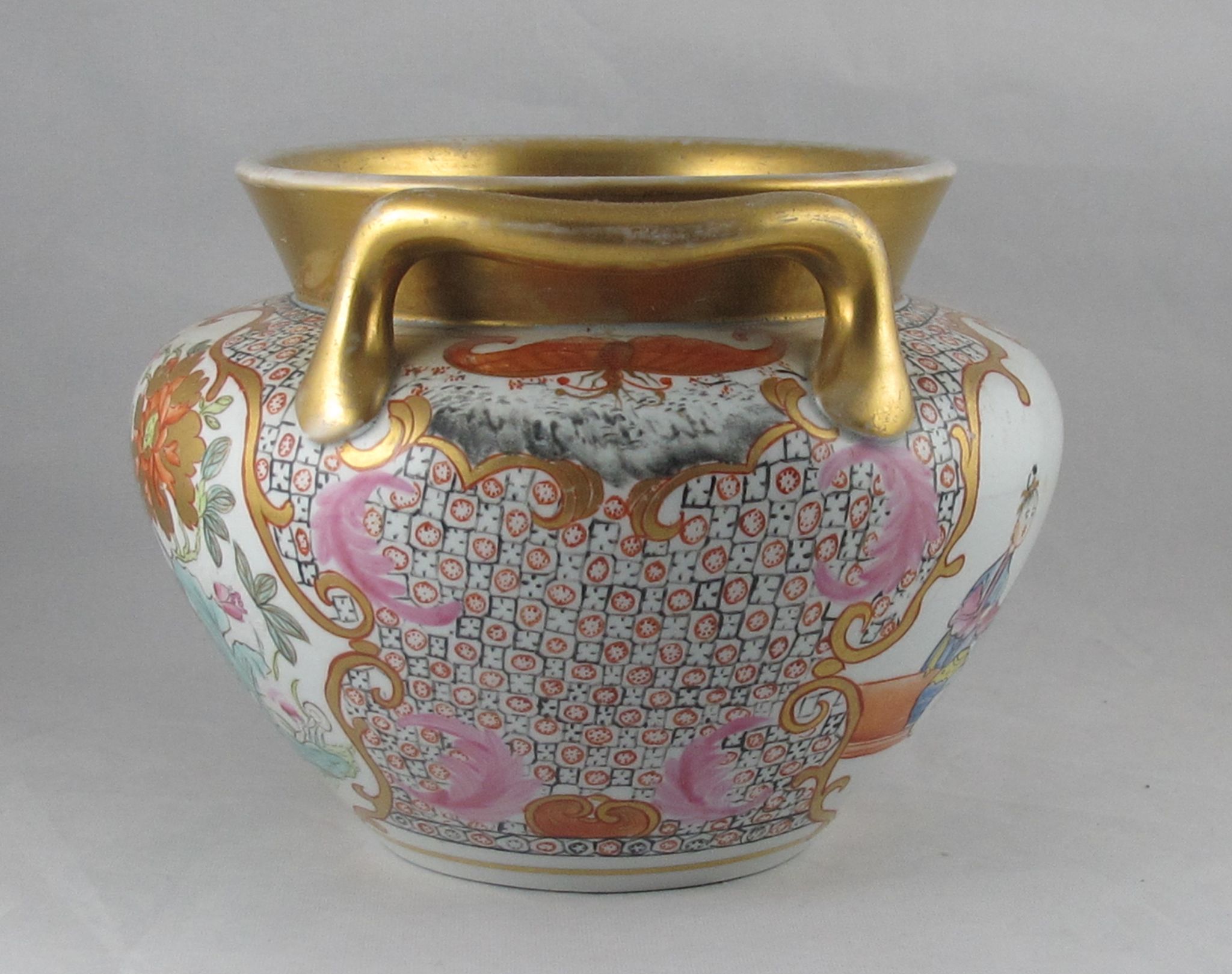 Old pink family style porcelain pot or vase with mandarin decoration, samson, paris
