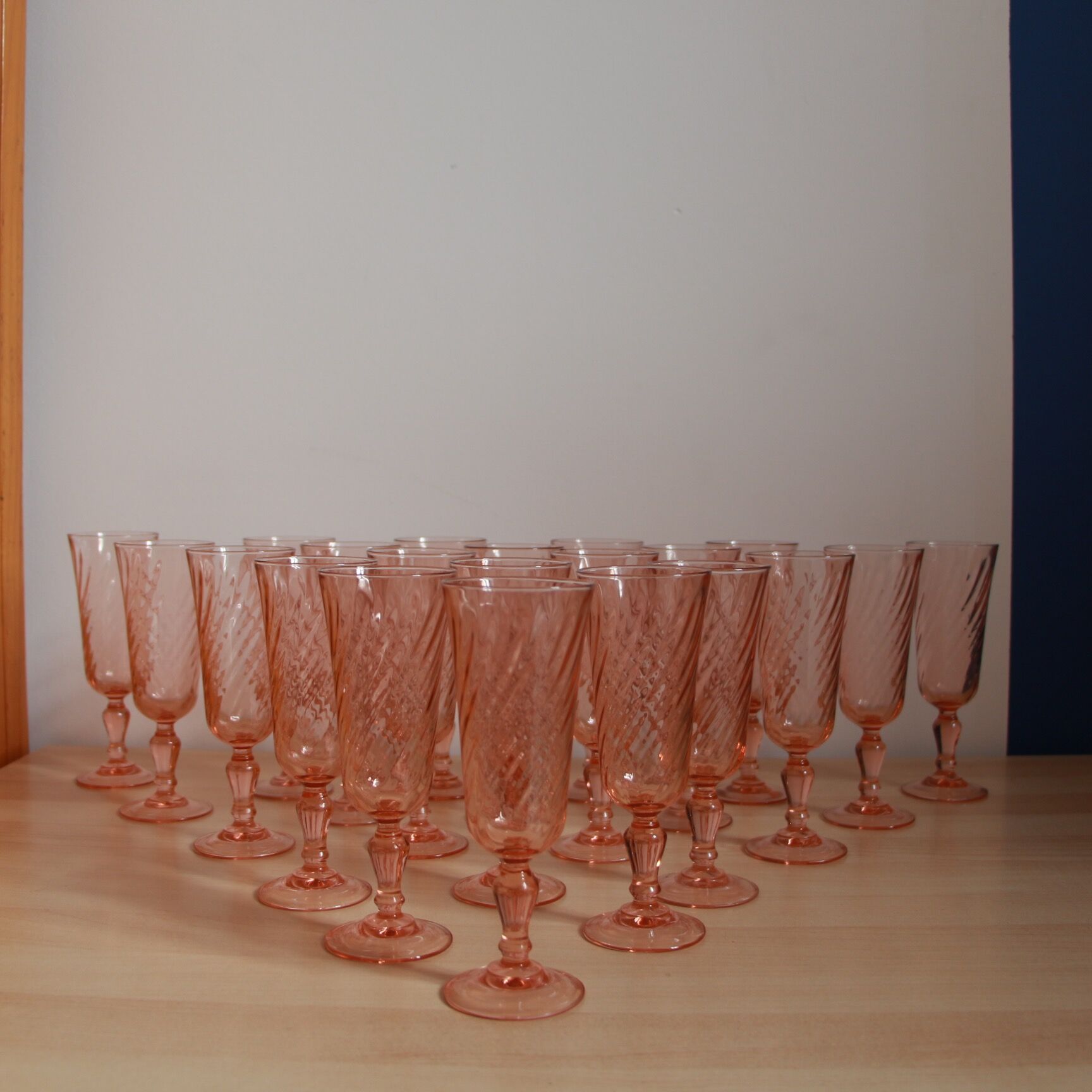 20 pink glass champagne flutes
