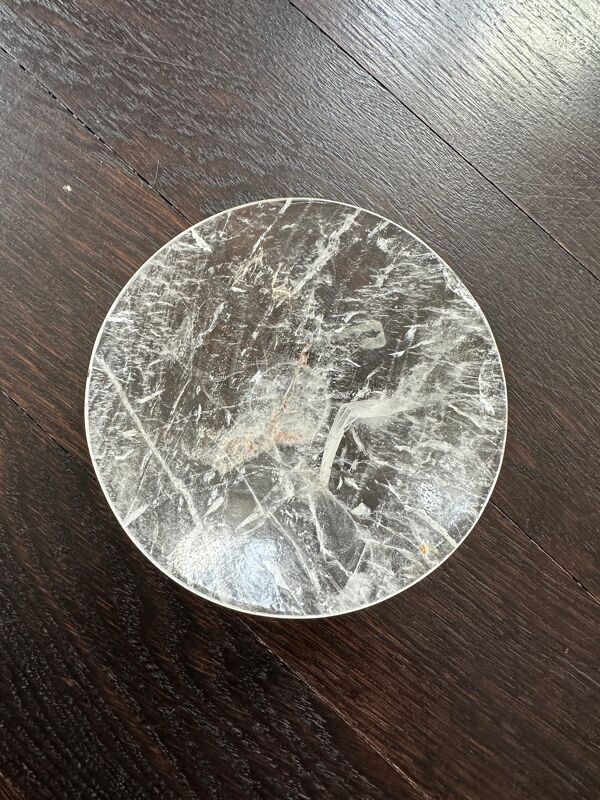 Plat en cristal de roche naturel sculpté anonyme, vers 1970