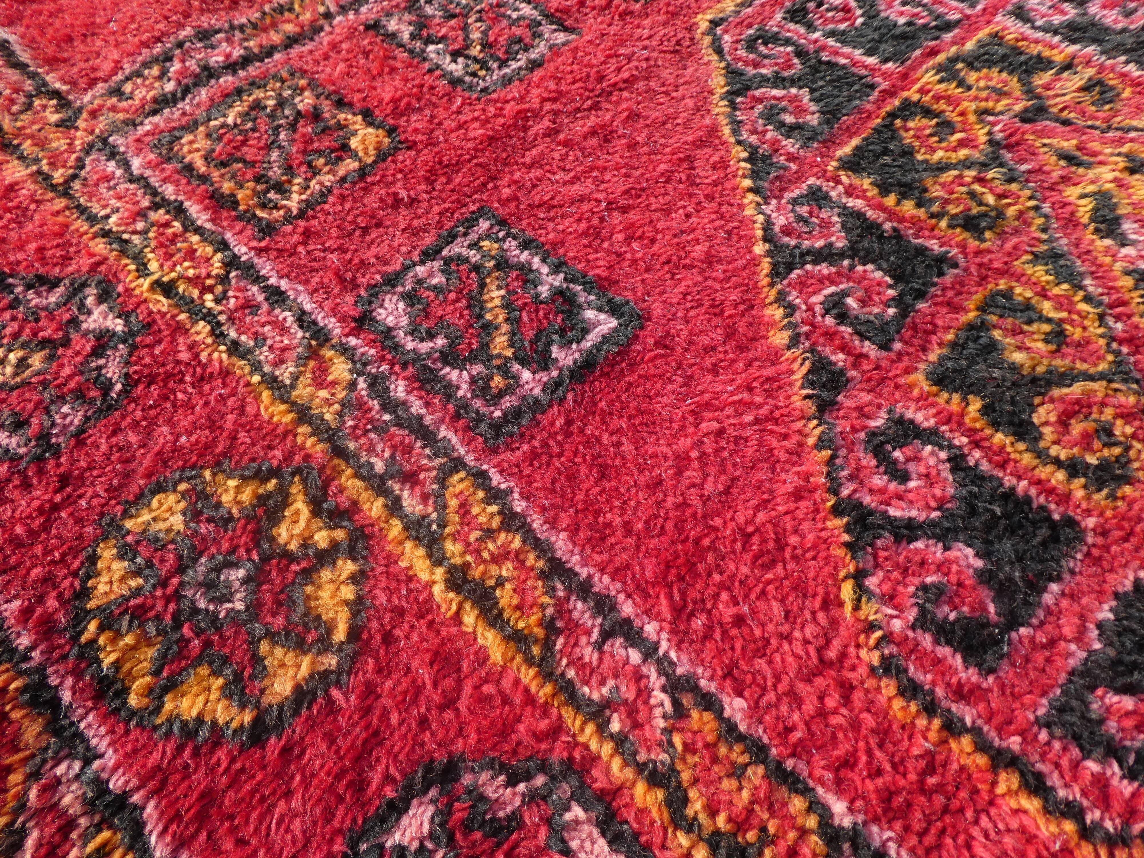 Tapis berbère marocain vintage Boujaad de Khenifra 250x120 cm