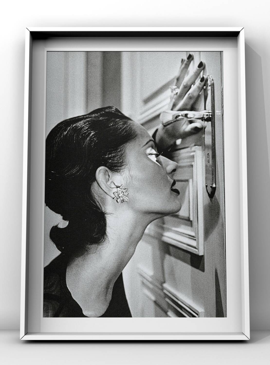 Helmut Newton – « Heather regardant par le trou de la serrure » (1994) | Tirage d'art